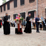 Owiêcim, 14.08.2022. Biskup bielsko-¿ywiecki Roman Pindel (C-P), arcybiskup Bambergu Ludwig Schick (C-L) oraz Wicedyrektor Muzeum Auschwitz Andrzej Kacorzyk (5P) podczas uroczystych obchodów 81. rocznicy mierci w. Maksymiliana Kolbego na terenie by³ego niemieckiego obozu koncentracyjnego Auschwitz w Owiêcimiu, 14 bm. (jm) PAP/Tomasz Wiktor